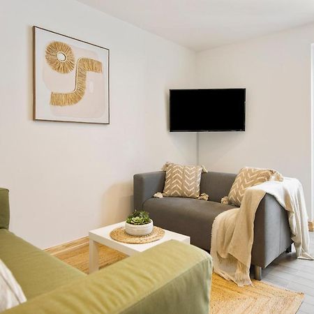 Spacious, Newly Renovated, Three Bedroom Town Centre Duplex Apartment With Free Parking, Sleeps Seven - Walking Distance To Beach 본머스 외부 사진