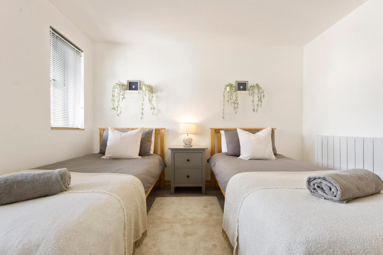 Spacious, Newly Renovated, Three Bedroom Town Centre Duplex Apartment With Free Parking, Sleeps Seven - Walking Distance To Beach 본머스 외부 사진