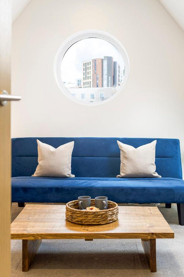 Spacious, Newly Renovated, Three Bedroom Town Centre Duplex Apartment With Free Parking, Sleeps Seven - Walking Distance To Beach 본머스 외부 사진