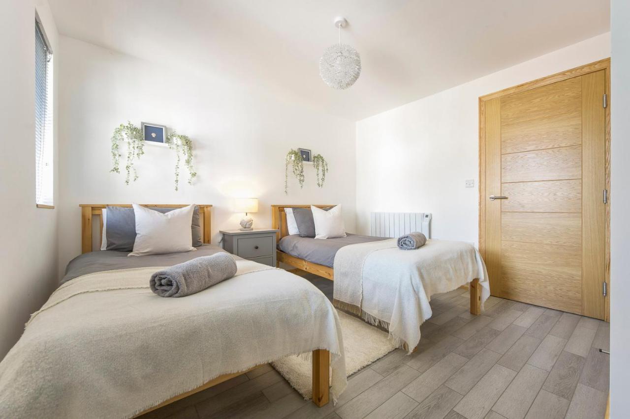 Spacious, Newly Renovated, Three Bedroom Town Centre Duplex Apartment With Free Parking, Sleeps Seven - Walking Distance To Beach 본머스 외부 사진