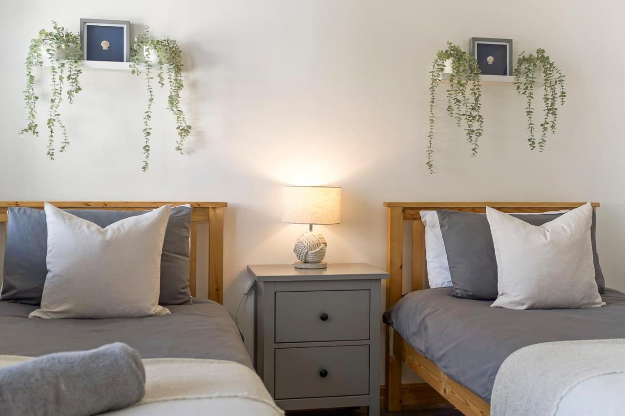 Spacious, Newly Renovated, Three Bedroom Town Centre Duplex Apartment With Free Parking, Sleeps Seven - Walking Distance To Beach 본머스 외부 사진