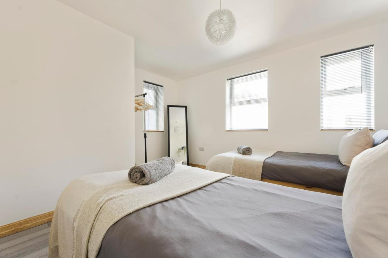 Spacious, Newly Renovated, Three Bedroom Town Centre Duplex Apartment With Free Parking, Sleeps Seven - Walking Distance To Beach 본머스 외부 사진