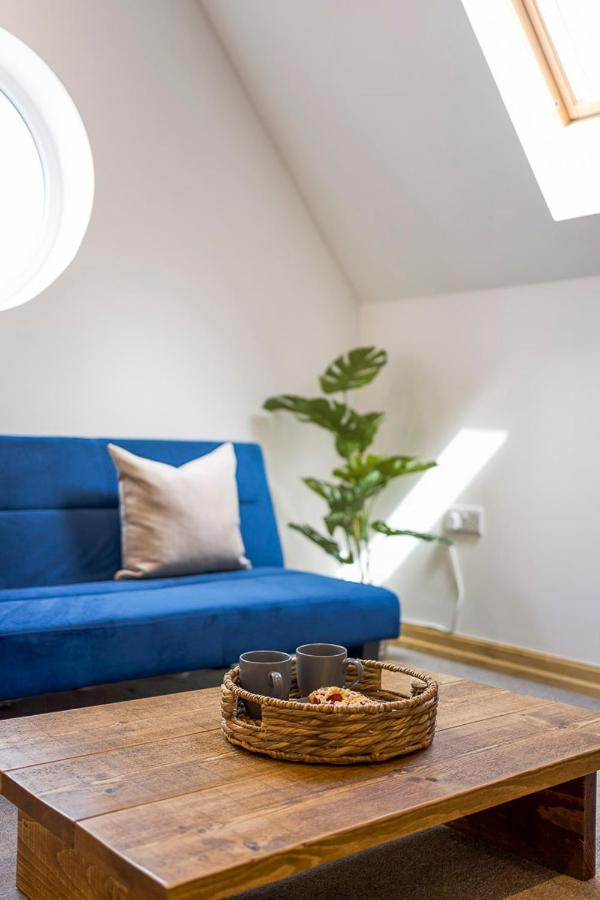 Spacious, Newly Renovated, Three Bedroom Town Centre Duplex Apartment With Free Parking, Sleeps Seven - Walking Distance To Beach 본머스 외부 사진