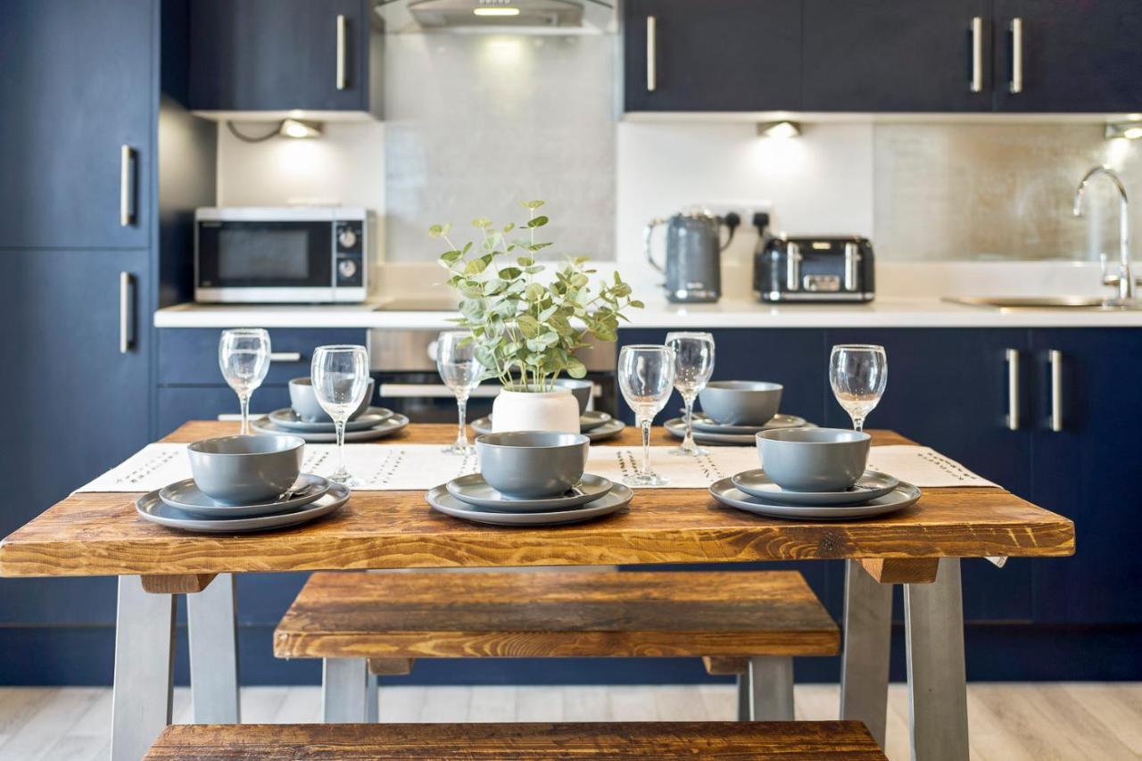 Spacious, Newly Renovated, Three Bedroom Town Centre Duplex Apartment With Free Parking, Sleeps Seven - Walking Distance To Beach 본머스 외부 사진