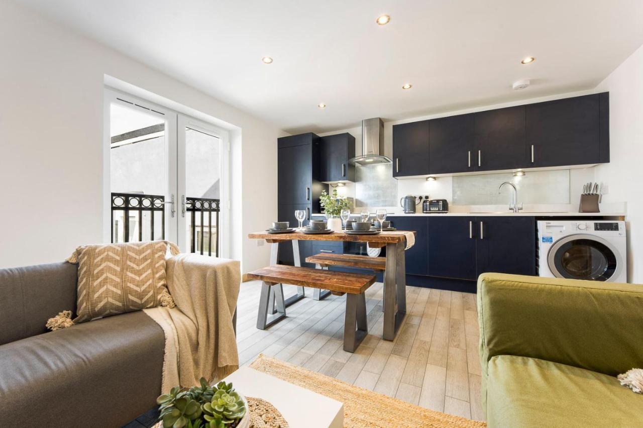 Spacious, Newly Renovated, Three Bedroom Town Centre Duplex Apartment With Free Parking, Sleeps Seven - Walking Distance To Beach 본머스 외부 사진